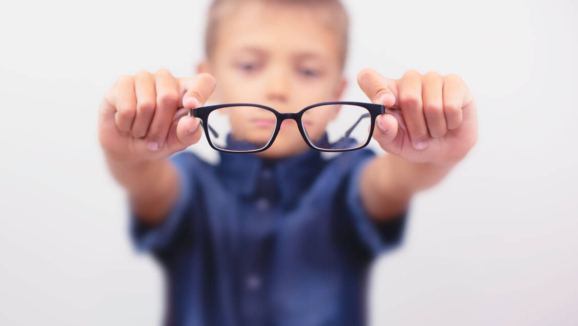 Kinder, die wegen Kurzsichtigkeit eine Brille bekommen, sind schon lange kein ungewöhnlicher Anblick mehr. / Foto: Adobe Stock/Evgeniia
