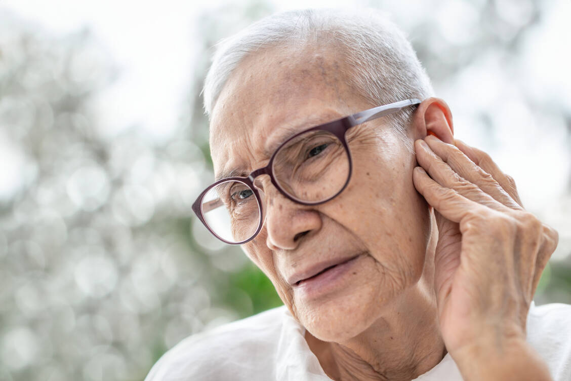 Wie stark ein Tinnitus belastet, ist individuell sehr unterschiedlich. Die häufigste Folge eines dekompensierten Tinnitus sind Depressionen. / © AdobeStock/Satjawat