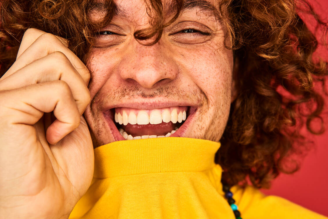 Muss man von Lachgas tatsächlich lachen? Jein. Durch das Gas wird unter anderem das Zwerchfell stimuliert, dadurch kann es zu Lachsymptomen kommen. / Foto: Getty Images/Flashpop Limited