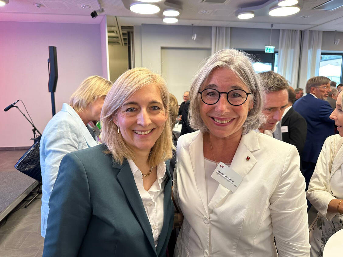 Mit der ehemaligen ABDA-Präsidentin Gabriele Regina Overwiening (rechts) kam mit Gesundheitsministerin Nina Warken beim Sommerfest des Spitzenverbands der Krankenkassen ins Gespräch. / © Privat