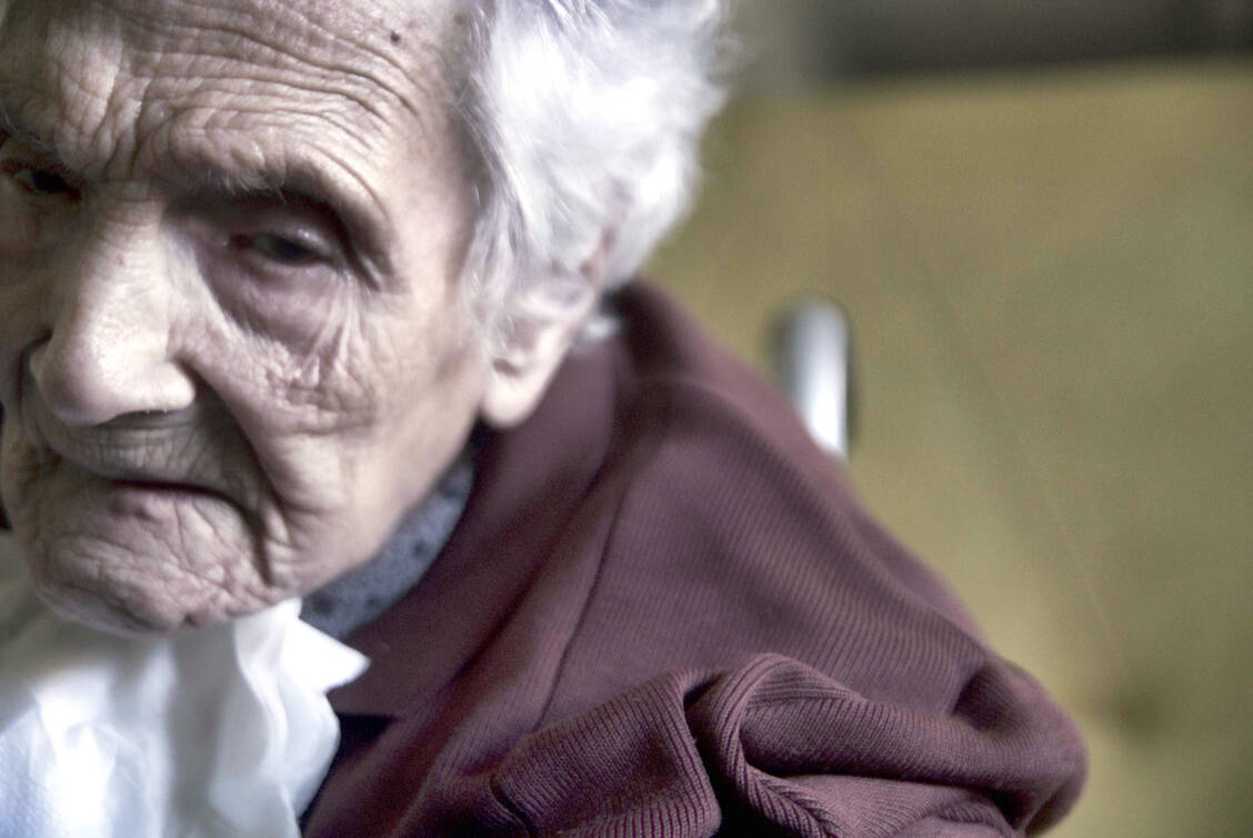Einsamkeit macht Angst und raubt den letzten Halt – daher ist soziale Isolierung für viele Demenzkranke furchtbar.  / Foto: Imago Images/GranAngular
