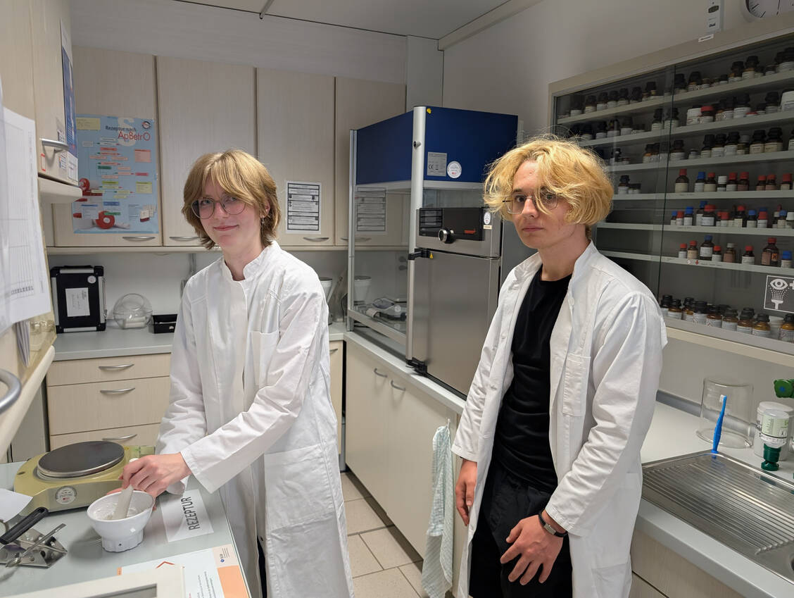 Isabelle Mundt und Bohdan Flusov fertigen im Labor eine Handcreme an.  / © PZ/Brockfeld