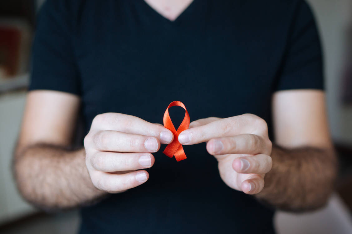 Weltweit steht die Rote Schleife für Solidarität mit HIV-Infizierten und Aids-Kranken und setzt seit 1991 ein Zeichen gegen Ausgrenzung und Stigmatisierung. / Foto: Getty Images/Burak Karademir