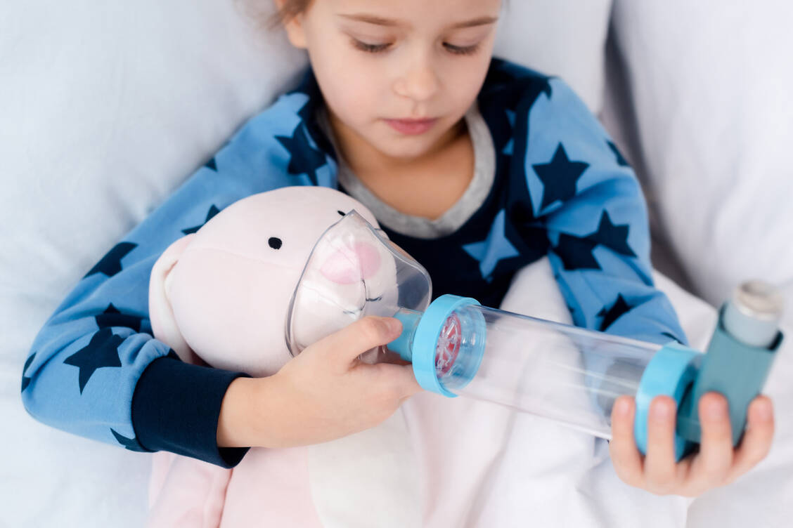 Die Inhalationstechnik stimmt, der Patient nicht ganz. / Foto: Adobe Stock/Lightfield Studios