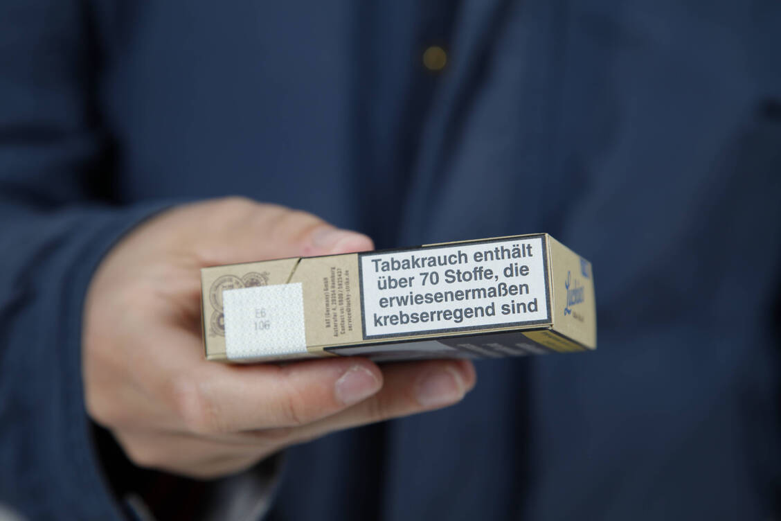 Ein neuer Warnhinweis auf Zigarettenschachteln könnte lauten: »Ihr Immunsystem nimmt durch Rauchen dauerhaft Schaden.« / Foto: Imago Images/STPP