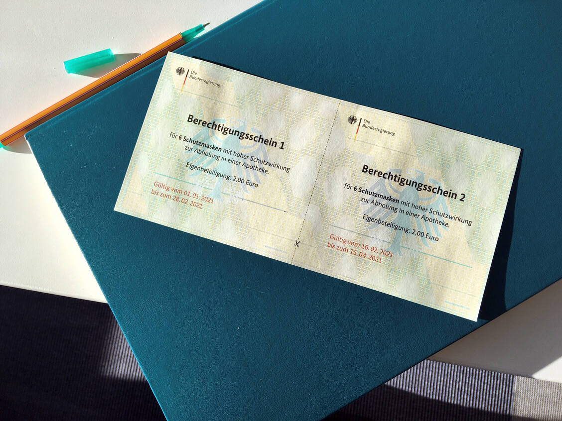 Mit diesen Berechtigungsscheinen können sich Risikopatienten derzeit FFP2-Masken aus Apotheken abholen. Die Apotheker erhalten dafür 6 Euro pro Maske – die Grünen hinterfragen diese Vergütungshöhe. / Foto: privat
