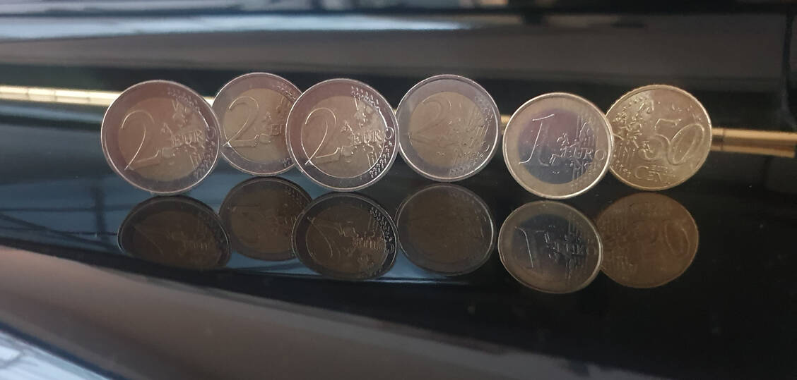 9,50 statt 8,35 Euro soll das Apothekenfixum laut Bundesgesundheitsministerin Warken künftig betragen. Die Kassen finden eine Erhöhung »widersprüchlich und verfehlt«. / © PZ/Dölger