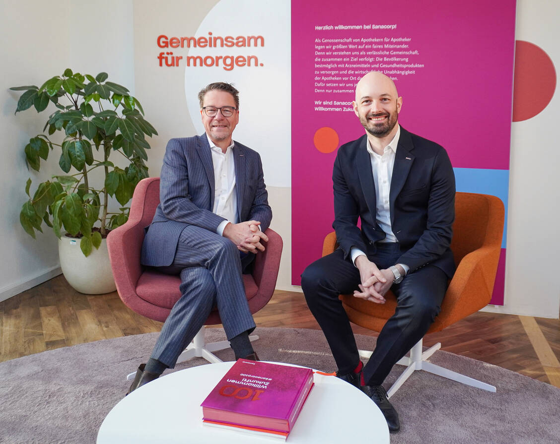 Manuel Kuhn (rechts) folgt am 1. Juli 2026 auf Frank Hennings als Vorstand bei der Sanacorp. / © Sanacorp