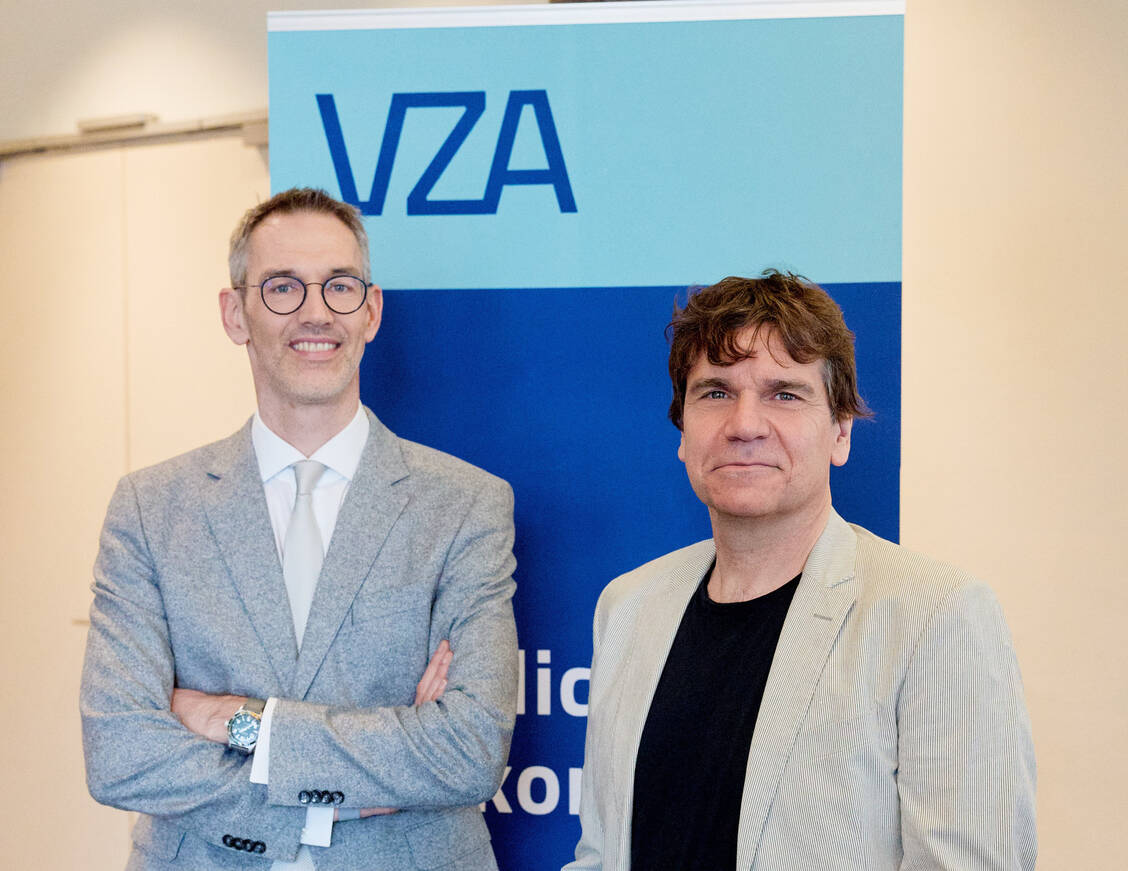 Michael Marxen (rechts) folgt Oliver Feth als VZA-Präsident. / © VZA