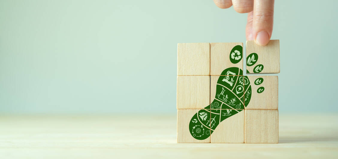 Mit vielen Einzelmaßnahmen kann die Apotheke ihren ökologischen Fußabdruck verkleinern.  / Foto: Adobe Stock/Parradee
