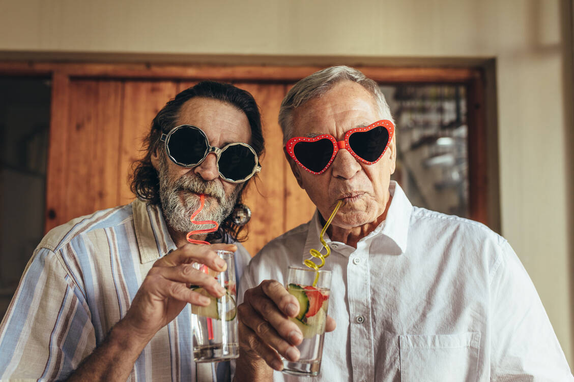 Während einer Hitzeperiode die Mittagszeit drinnen zu bleiben, körperliche Anstrengung zu meiden und viel ungesüßte, nicht alkoholische Getränke zu trinken, ist geradezu vorbildlich. / Foto: Adobe Stock/Jacob Lund