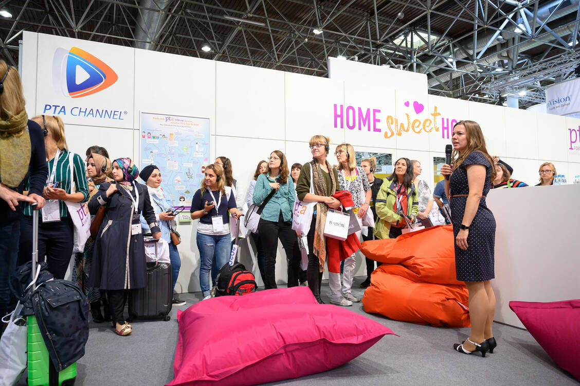 Ob Rundgang oder Community-Treff: Nach drei Jahren Pause steht bei der Expopharm neben Neuheiten und Fortbildung wieder der persönliche Austausch im Fokus. / Foto: Expopharm/Zweilux/Oliver Wachenfeld