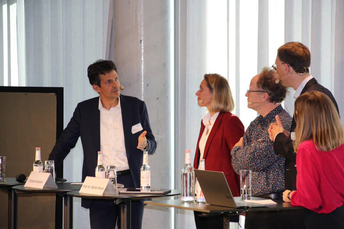 Der Digitalexperte aus dem Bundesministerium für Gesundheit, Thomas Renner (links), verspricht, Patienten und Heilberufler künftig stärker vom Nutzen digitaler Anwendungen überzeugen zu wollen. / Foto: BMC