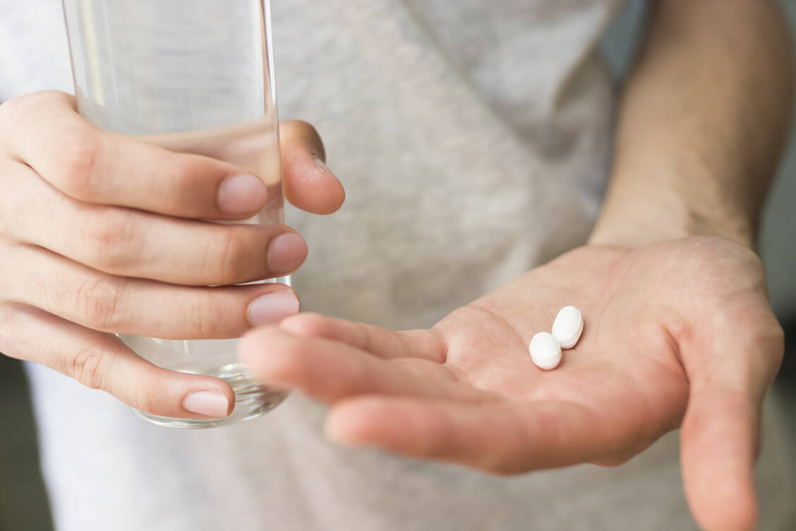 Die Hoffnung, dass das entzündungshemmende Naproxen das Fortschreiten einer Alzheimer-Erkrankung verhindern kann, wurde in einer Studie enttäuscht. / Foto: Adobe Stock/carballo