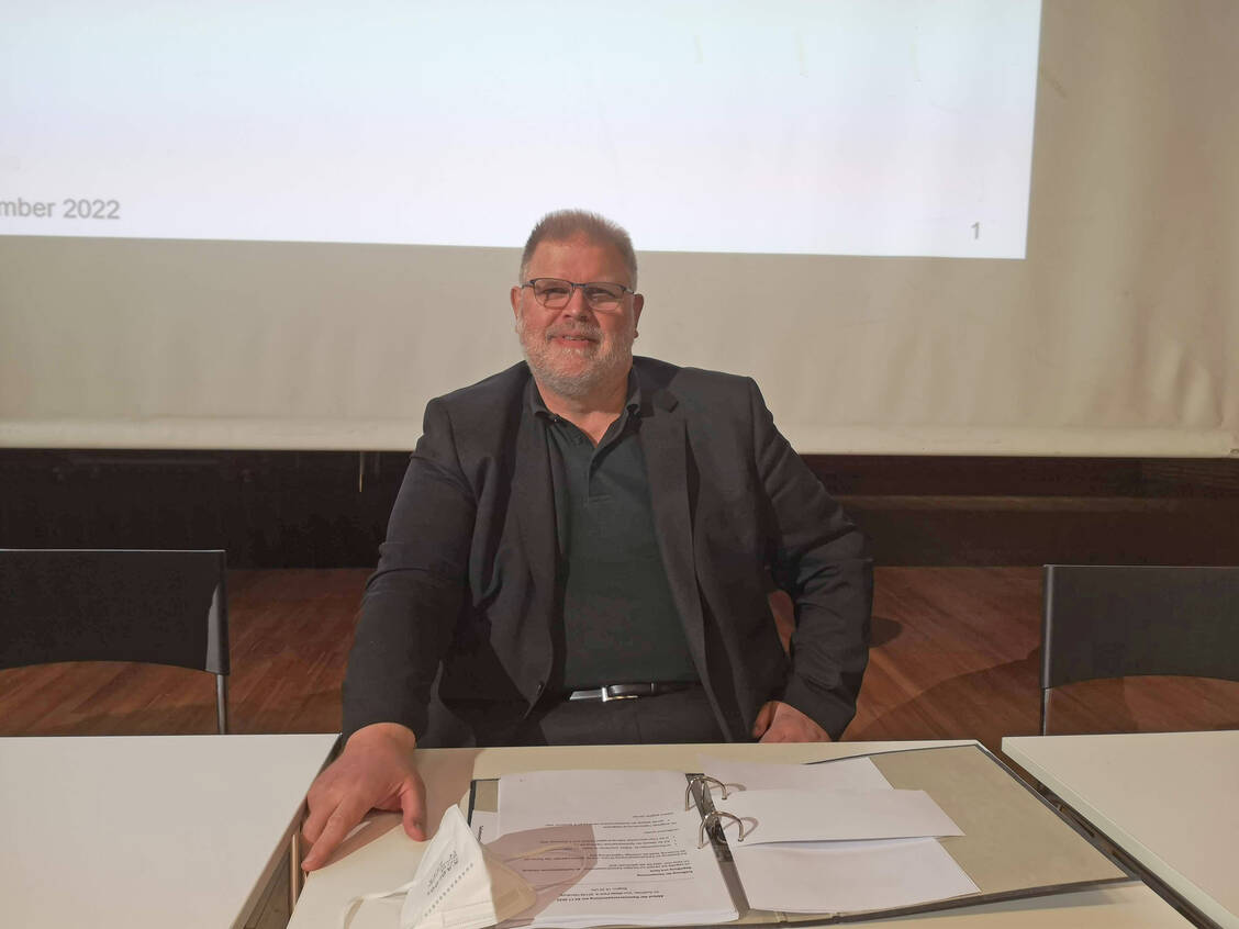 Kämpft seit 2012 für eine offensivere, lautere Darstellung der Forderungen der Apothekerschaft: Kai-Peter Siemsen, Präsident der Hamburger Apothekerkammer (hier ein Bild von der letzten Kammerversammlung im November 2022). / Foto: PZ/Daniela Hüttemann