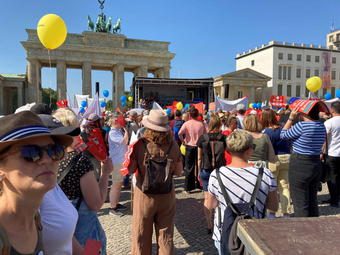 Vor dem Brandenburger Tor protestierten Praxismitarbeiterinnen, Zahntechniker und Ärzte gegen die aktuelle Gesundheitspolitik. / Foto: PZ/Anne Orth