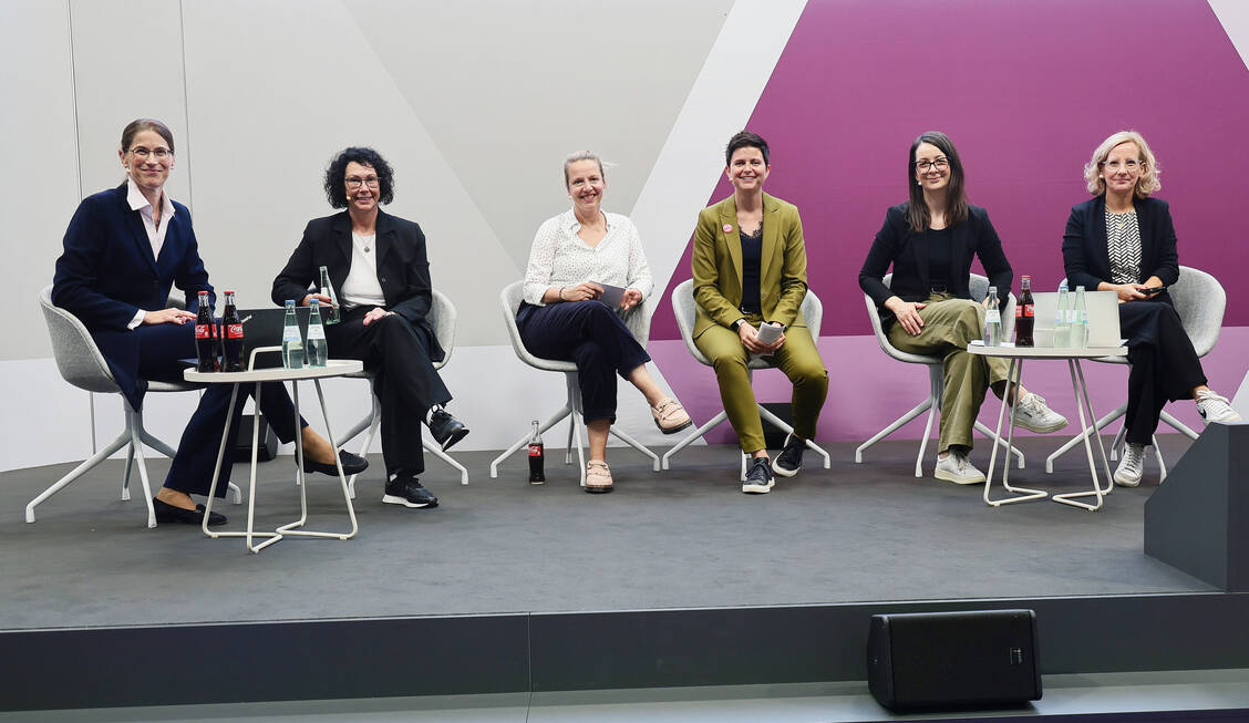 Geballte pDL-Kompetenz auf der Expopharm-Bühne: Die Apothekerinnen Dr. Nina Griese-Mammen, Dr. Isabel Waltering, Franziska Lemmer, Franziska Scharpf, Tatjana Buck und Ina Riechling (von links) / Foto: PZ/Alois Müller