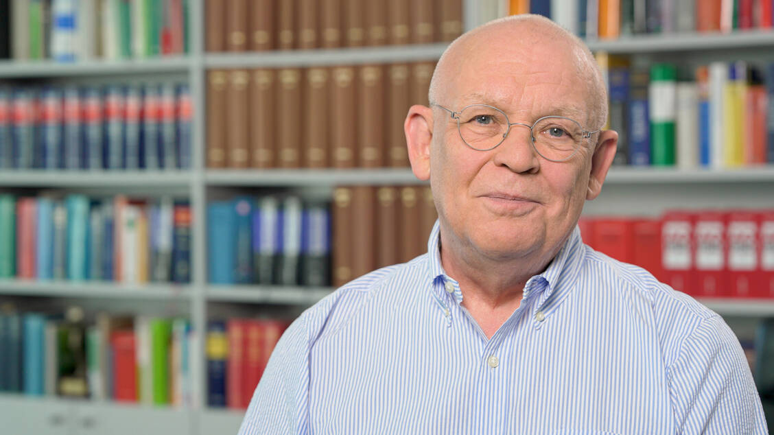 Gesundheitsminister Lauterbach lege mit seinen Reformplänen die Axt an das Apothekenwesen, kommentiert Steuerberater und Rechtsanwalt Bernhard Bellinger. Sein Resümee : »Herr Lauterbach – Setzen, 6!« / Foto: ETL Dr. Bellinger & Kollegen