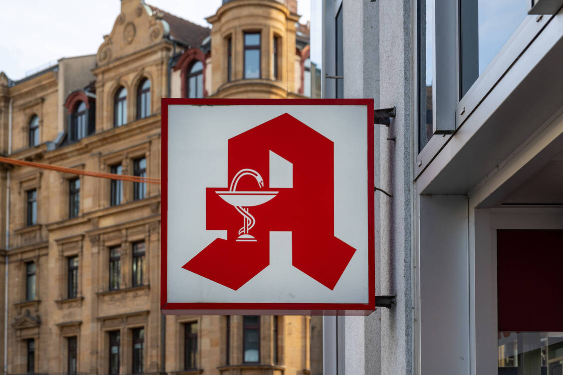 In einer Info-Broschüre informiert die ABDA über die Leistungen der Vor-Ort-Apotheken. Sie ruft Politiker auf, sich dafür einzusetzen, die Pläne für das Apotheken-Reformgesetz zu stoppen. Ansonsten drohe die Ausdünnung der Versorgung. / Foto: IMAGO/Ardan Fuessmann