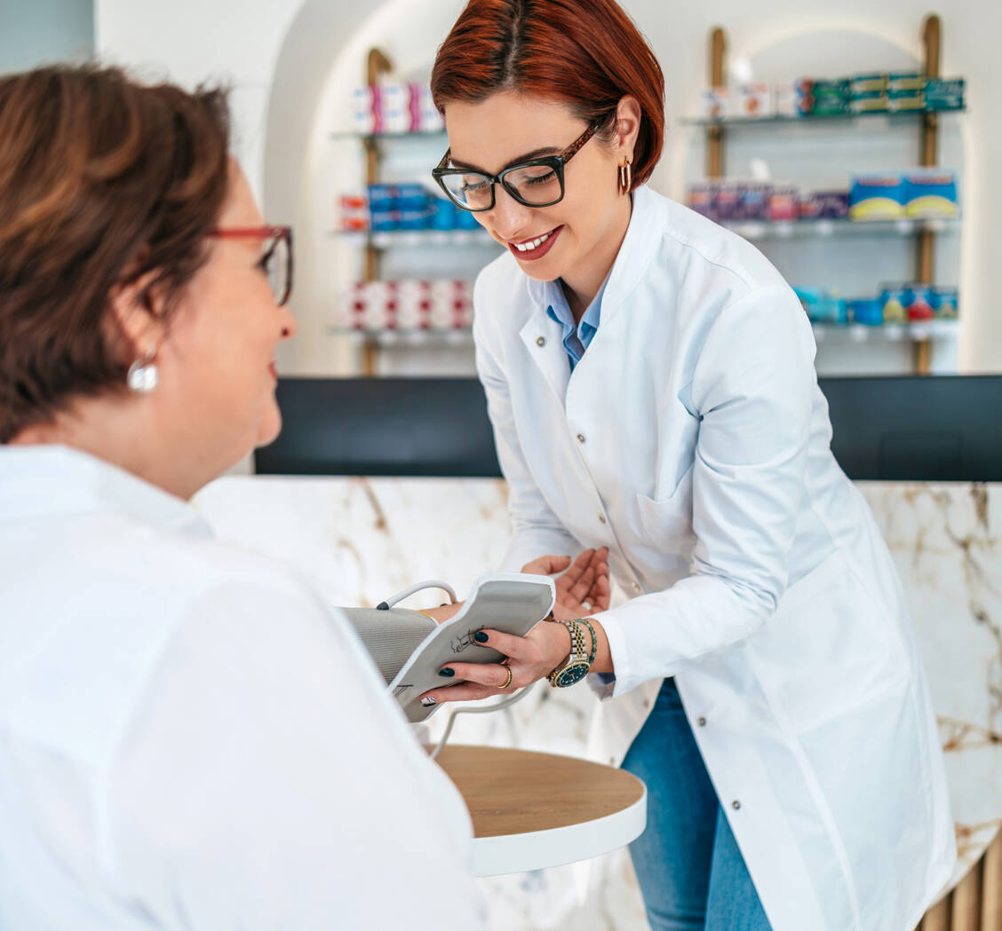 Pharmazeutisch kompetent und patientennah – das sind die pharmazeutischen Dienstleistungen. Künftig sollen die Ergebnisse auch strukturiert ausgewertet werden. / © Getty Images/mladenbalinovac