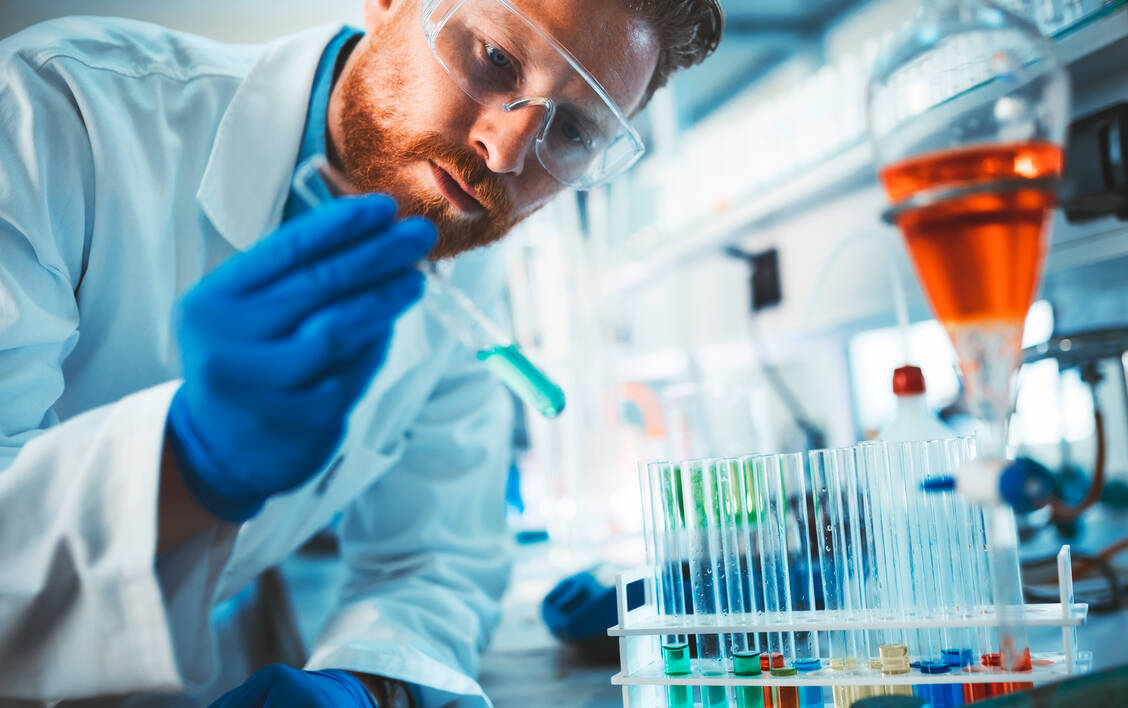 »Ist das grün?« Jeder Apotheker kann sich noch gut an die Trennungsgänge im ersten Semester erinnern. Die Frage ist, wie viel er aus diesen chemischen Grundübungen für sein späteres Berufsleben mitgenommen hat. / Foto: Adobe Stock/nd3000