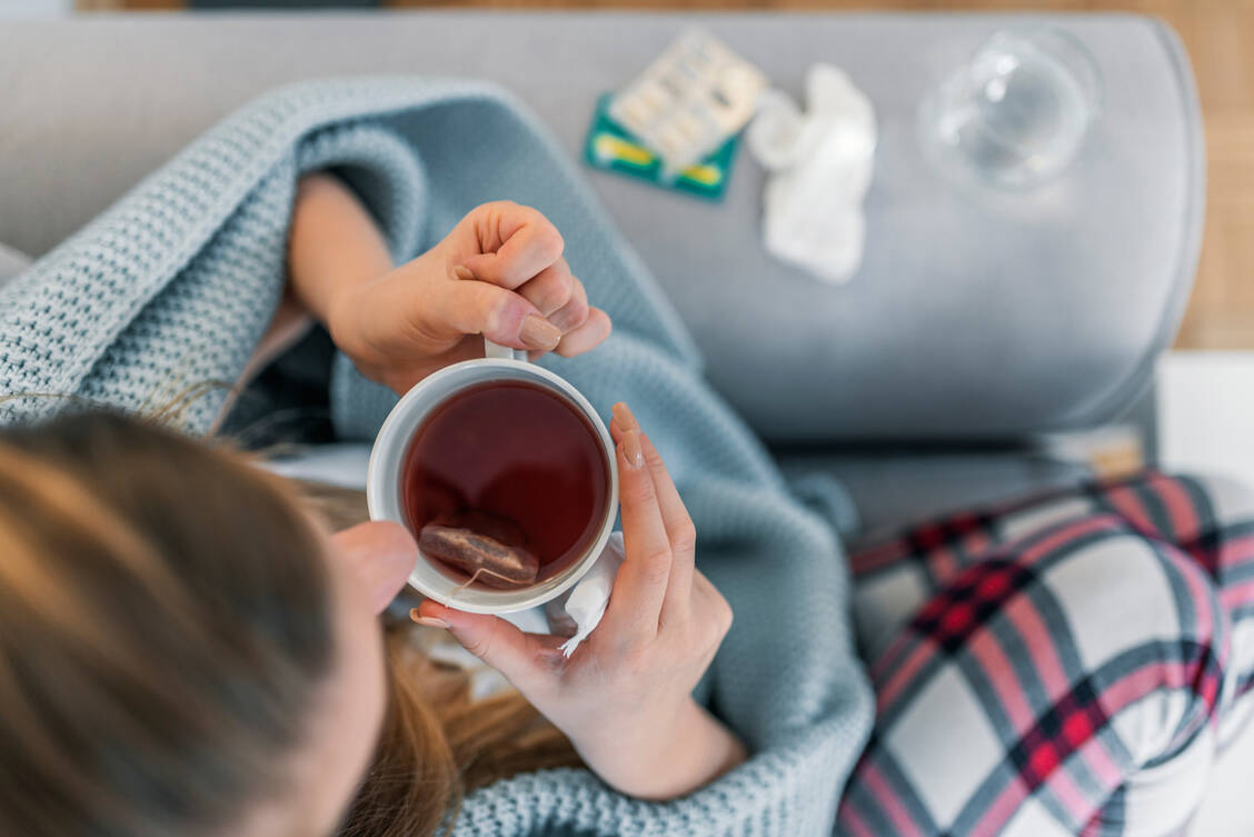 Abwarten und Tee trinken hieß es vergangene Woche immerhin noch für rund 4,6 Millionen Bundesbürgerinnen und -bürger mit akuten Atemwegserkrankungen. / Foto: Getty Images/ljubaphoto