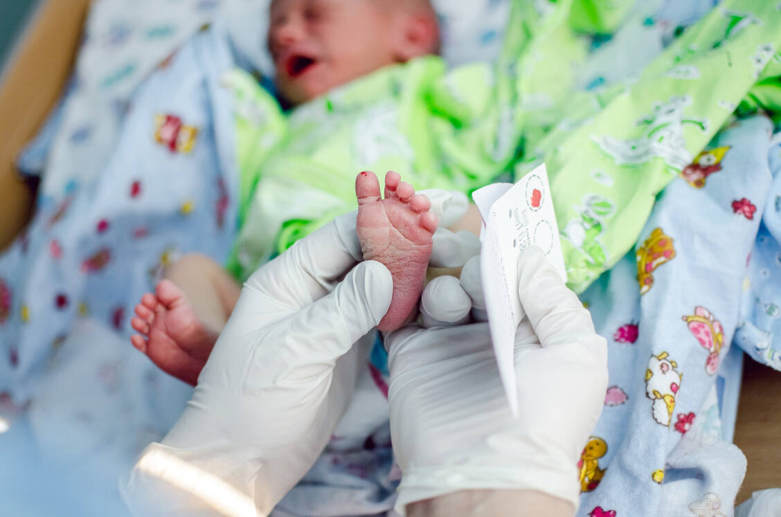 Beim Neugeborenen-Screening wird dem Baby ein Tropfen Blut aus der Ferse entnommen und getestet – aktuell auf 19 seltene Erkrankungen. / © Adobe Stock/sushytska