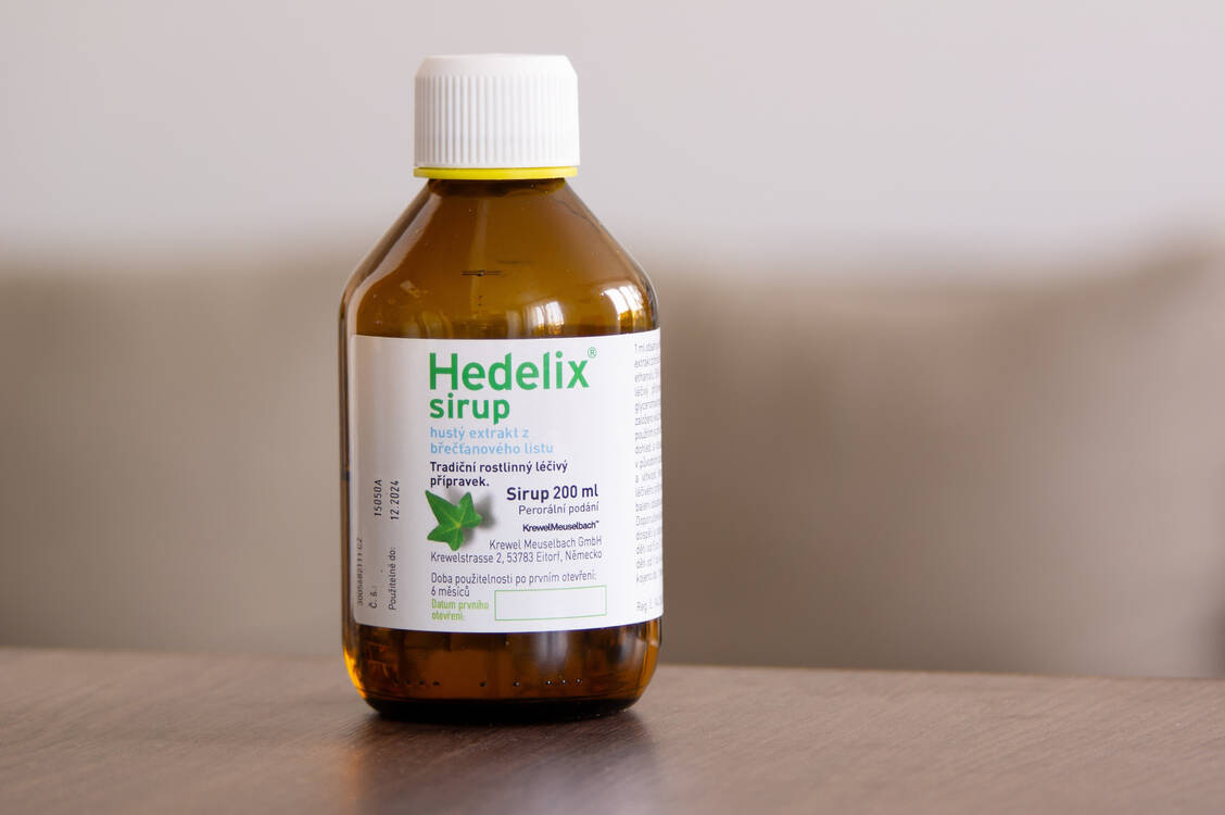 Krewel-Meuselbach produziert unter anderem den Hustensaft Hedelix®. / © mino21/Adobe Stock