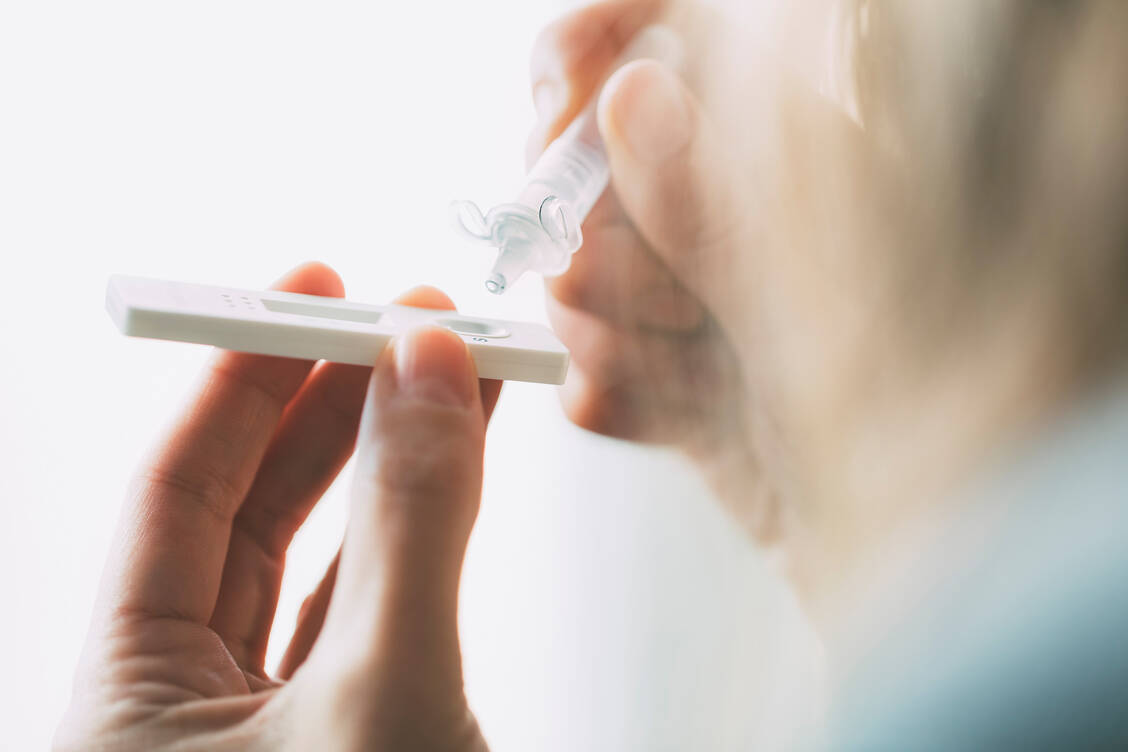Selbsttests auf A-Streptokokken funktionieren nach demselben Prinzip wie Corona-Schnelltests. Dieses dürfte den meisten Menschen seit der Pandemie wohlvertraut sein. / © Getty Images/Cris Cantón