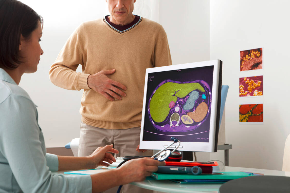 Hepatitis-Patienten müssen ärztlich gut überwacht werden, auch um das Fortschreiten einer chronischen Infektion frühzeitig zu erkennen. / Foto: Adobe Stock/RFBSIP