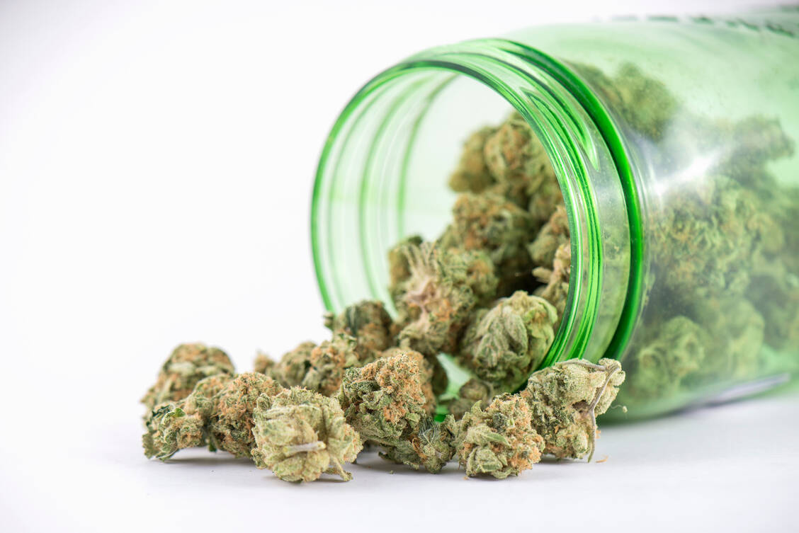 Seit April 2024 fällt medizinisches Cannabis nicht mehr unter das Betäubungsmittelgesetz. Seither kann es als Arzneimittel auf Rezept verschrieben werden.  / © Adobe Stock/roxxyphotos