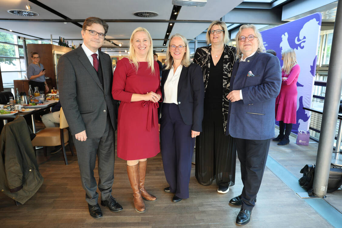Professor Ivo Meinhold-Heerlein, Hessens Gesundheitsministerin Diana Stolz, Anja Moritz (Geschäftsführerin der Endometriose-Vereinigung Deutschland), Hessens Gesundheits-Staatssekretärin Sonja Optendrenk und der Vorsitzende und Präsident des Berufsverbands der Frauenärzte Klaus Doubek. / © Hessische Ministerium für Familie, Senioren, Sport, Gesundheit und Pflege (HMFG)