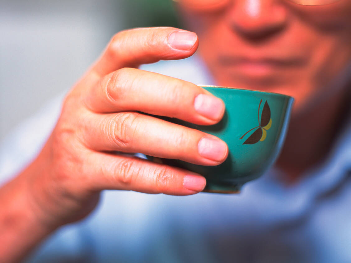 Öfters mal eine Tasse grüner Tee oder Kaffee wirkt sich positiv auf die Gesundheit aus. / Foto: Getty Images/DAJ