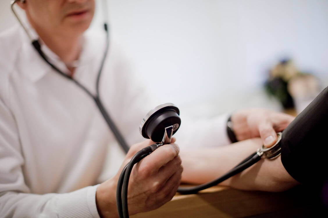 Die Ärzteschaft meldet erhebliche Zweifel an den BMG-Plänen zur Apothekenreform an. Besonders an den erweiterten pDL und Impfleistungen üben KBV und BÄK Kritik. / © Jakob Studnar - www.fotostudnar.de