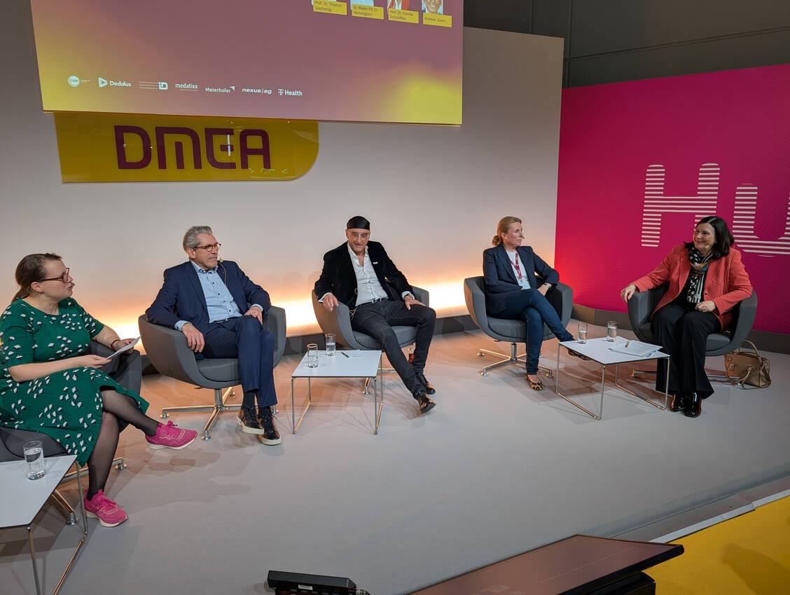 Rebecca Beerheide, Andreas Storm, Thomas Grechenig, Maike Henningsen und Claudia Schmidtke (v.l.n.r.) sprachen bei der DMEA über den aktuellen Stand der ePA.  / © PZ/Brockfeld