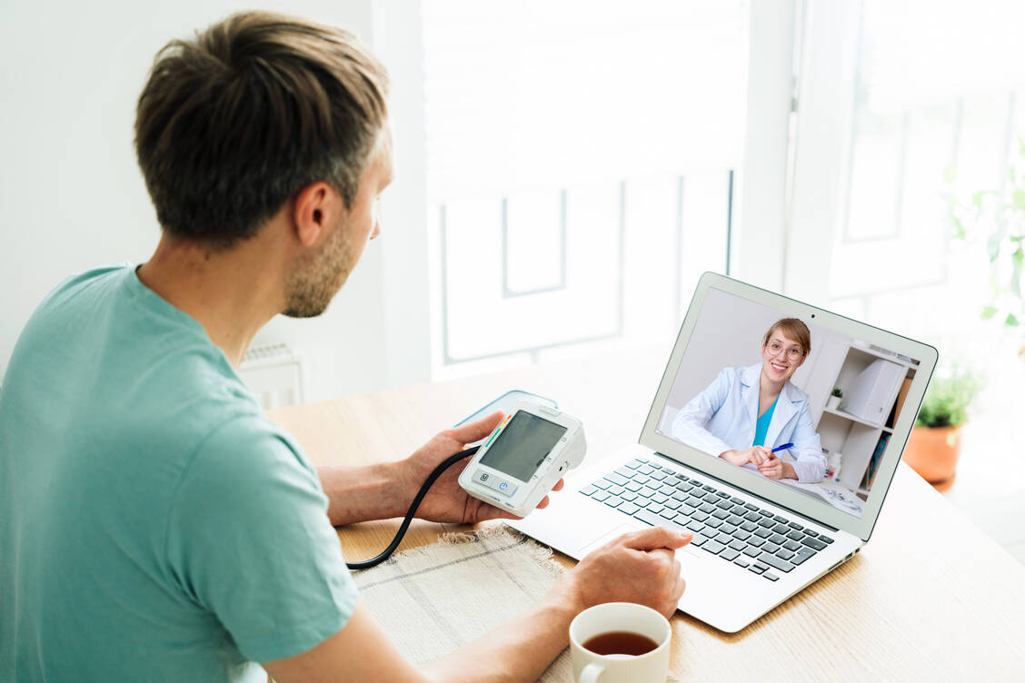Ab dem 1. Juli können Apotheken Leistungen der assistierten Telemedizin mit Krankenkassen abrechnen. / © Getty Images/Natalia Gdovskaia