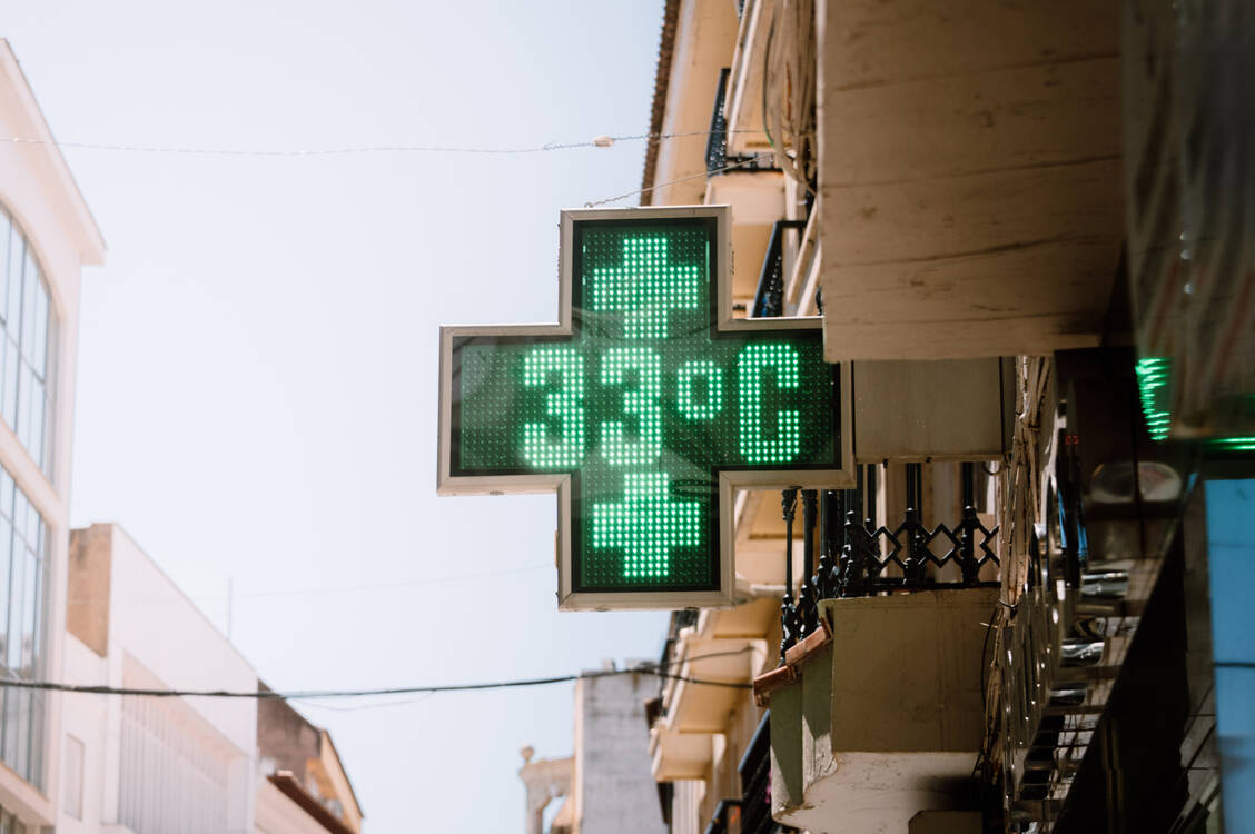Europäische Wohnungen, Arbeitsplätze und Schulen seien für extreme Temperaturen nicht ausgelegt, so die WHO. Teilweise wurde die 40-Grad-Marke überschritten. / © Getty Images/MarioGuti