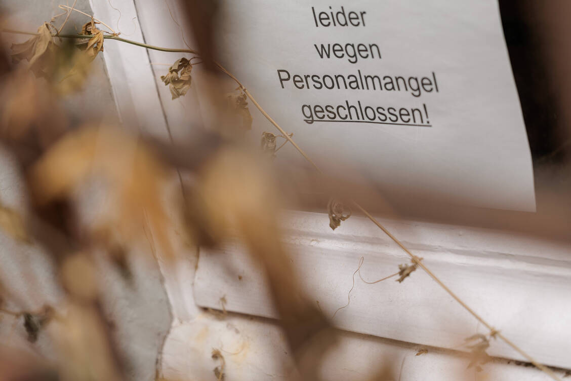 Studienautor Alexander Burstedde führt den erwarteten Anstieg des Fachkräftemangels unter anderem darauf zurück, dass in den kommenden Jahren viele Menschen in Rente gehen. / © Imago Images/David Ebener