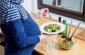 Wer sich in der Schwangerschaft vegan ernähren will, muss die Nährstoffzufuhr genau ­planen.
<p class="fotonachweis">Foto: AOK-Mediendienst</p>