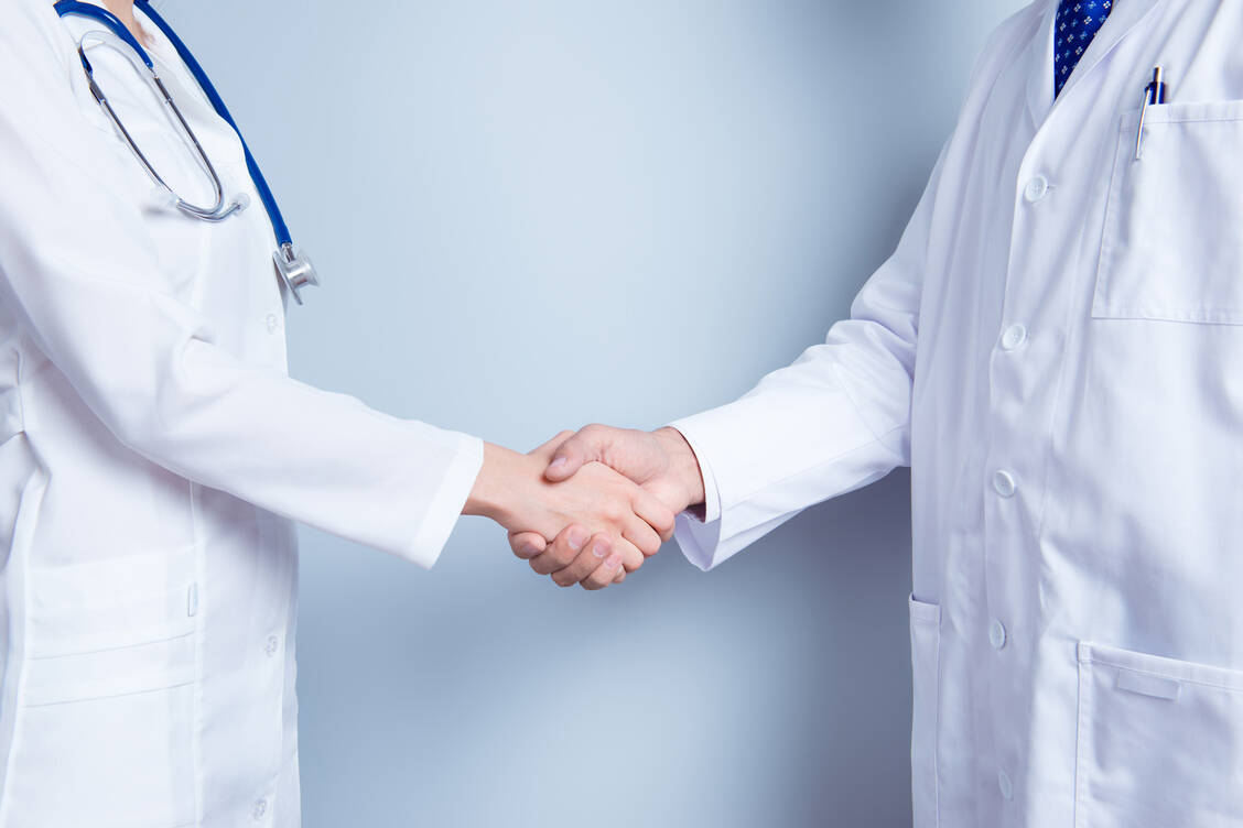 »Miteinander anstatt gegeneinander« – und zwar von Anfang, dafür plädieren Studierende der Medizin und Pharmazie. / Foto: Adobe Stock/deagreez