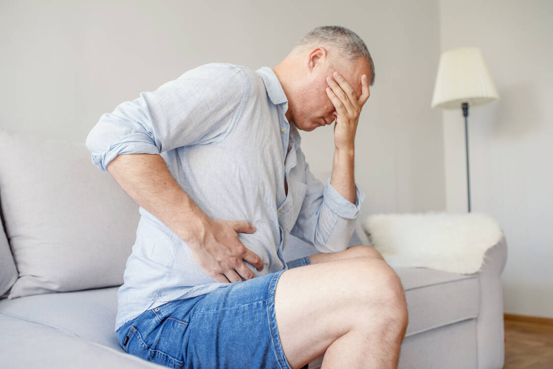 Eine Clostridioides-difficile-Infektion geht mit starken Durchfällen und Bauchschmerzen einher. / Foto: Adobe Stock/Dragana Gordic