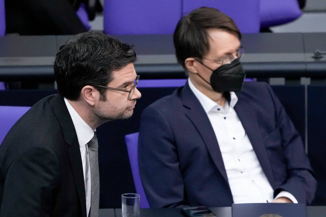 FDP-Justizminister Marco Buschmann (li.) fordert ein sofortiges Ende aller Corona-Schutzmaßnahmen. Karl lauterbach (re.) ist dagegen. / Foto: IMAGO/Political-Moments