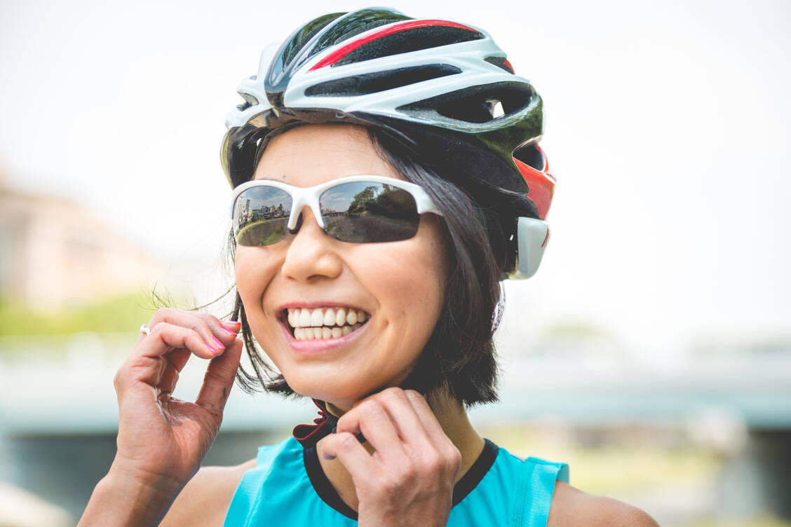Spezielle Brillen für Radfahrer  bestehen in der Regel aus splitterfreiem Kunststoff, haben einen UV-Filter und bestenfalls einen Seitenschutz. / Foto: Getty Images/Ababsolutum