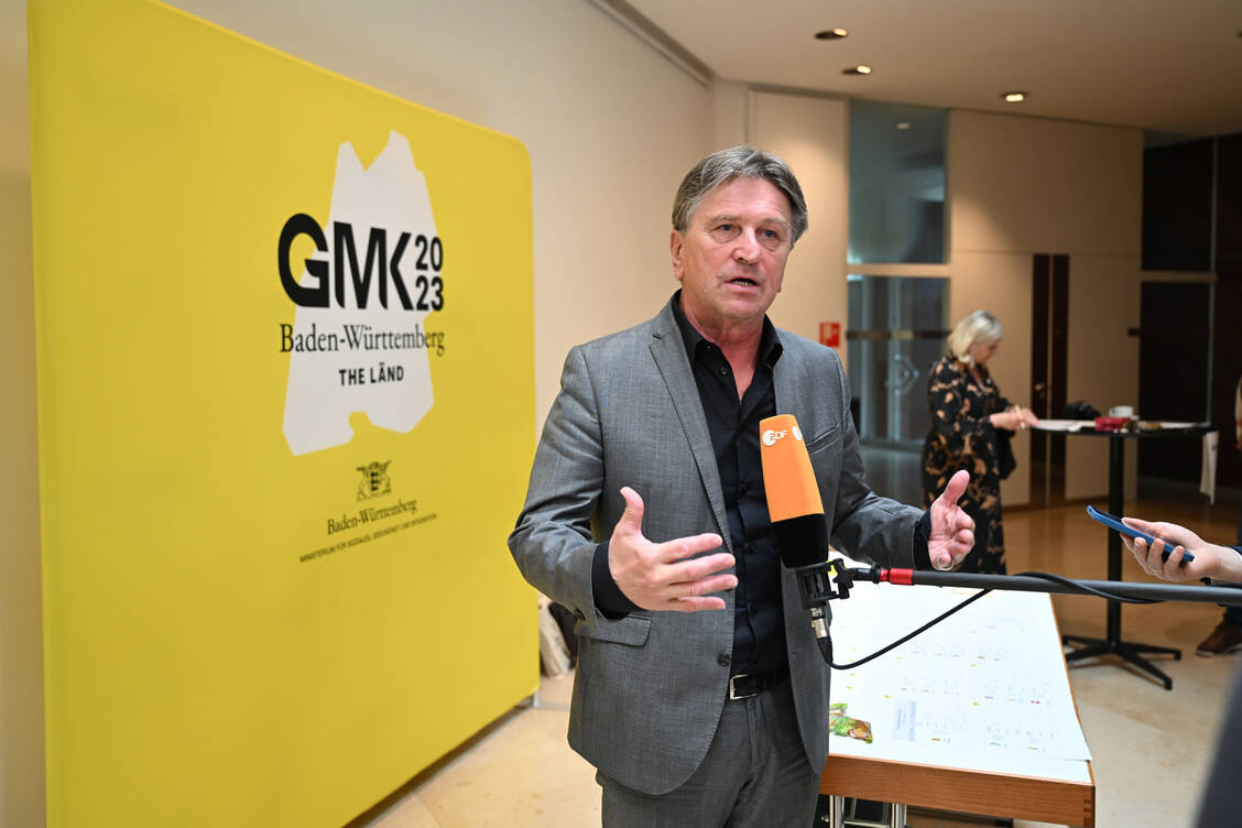 Bei der 96. Gesundheitsministerkonferenz stärkten die Landesminister, hier Baden-Württembergs Gesundheitsminister Manfred Lucha (Grüne), den Apotheken den Rücken. / Foto: picture alliance/dpa