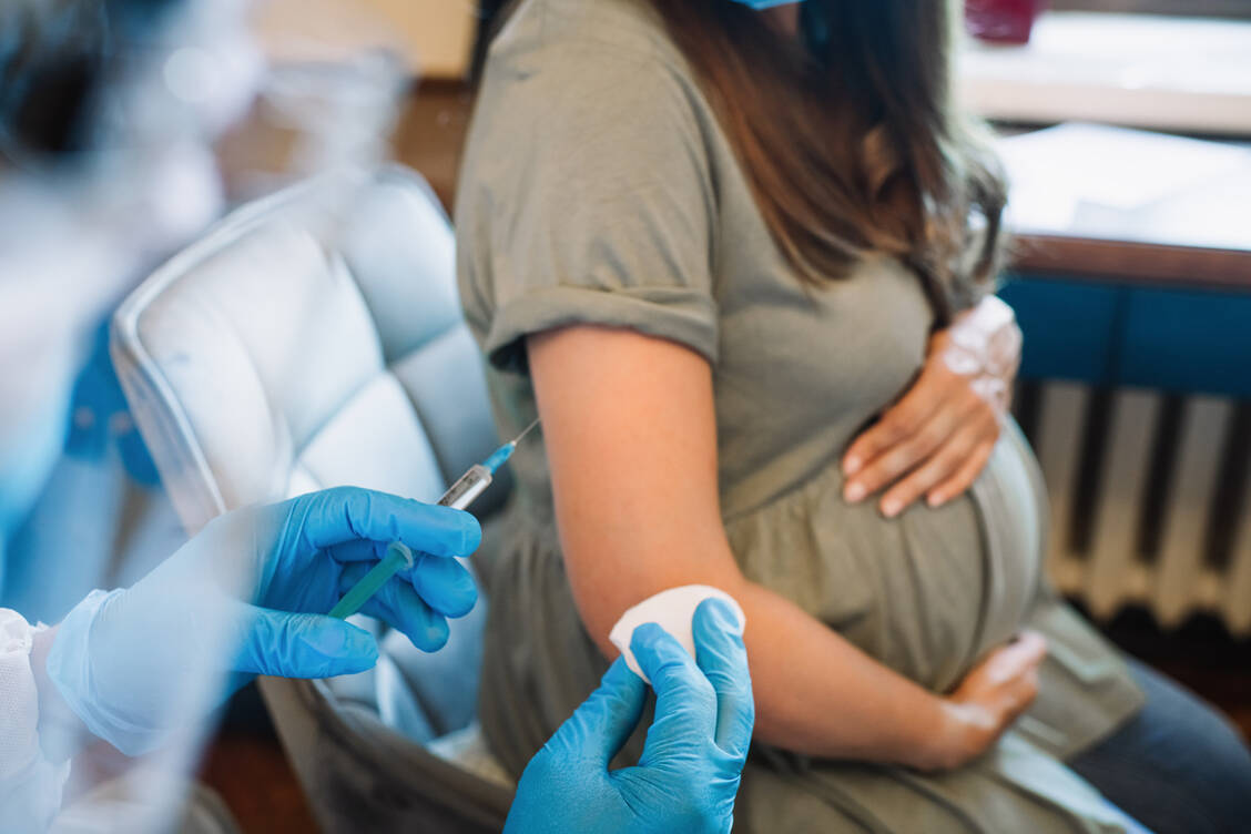 Der Proteinimpfstoff Abrysvo® wird Schwangeren verabreicht, die die gebildeten Antikörper gegen das RSV-Virus an das ungeborene Kind weitergeben, wodurch dieses nach der Geburt bis zum Alter von sechs Monaten geschützt ist. / Foto: Getty Images/ArtMarie