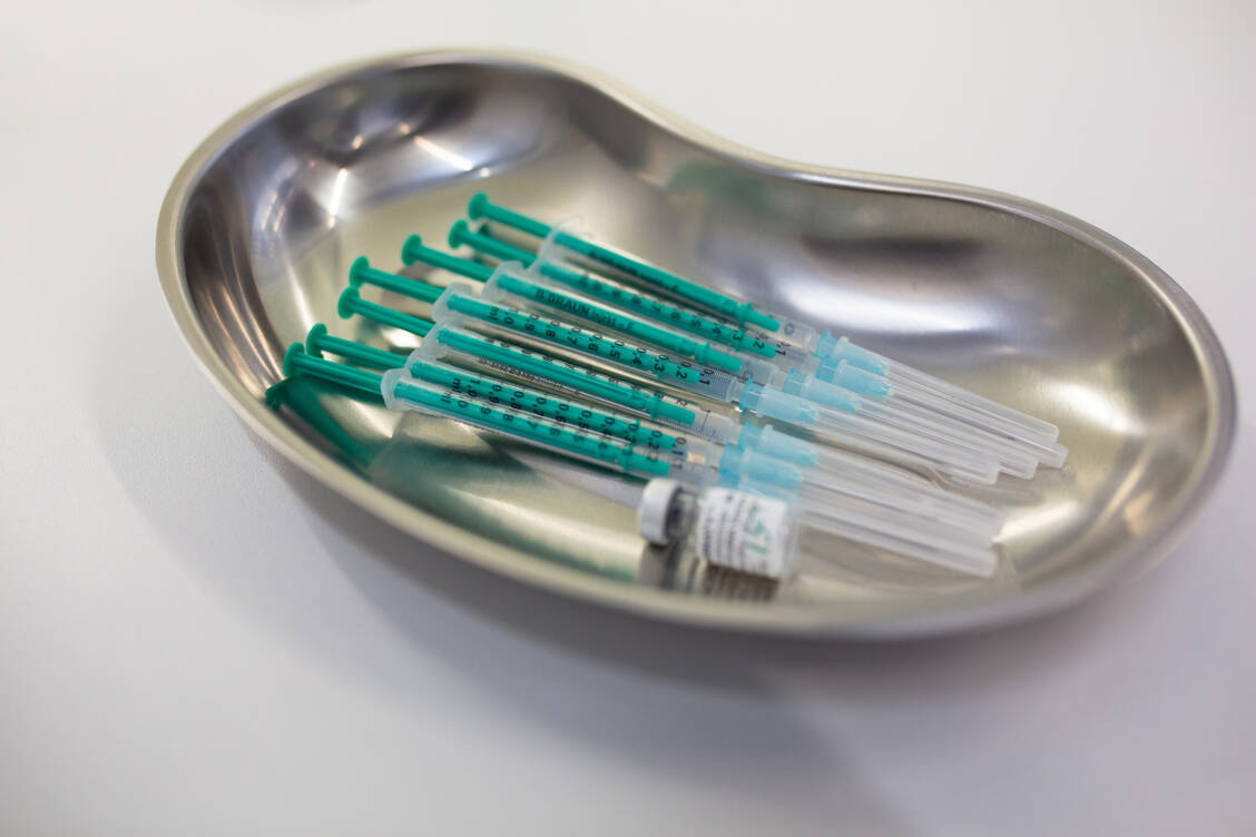 Impfspritzen einzeln aufziehen wie hier auf dem Bild und Impftermine entsprechend zu planen ist zum Start der kommenden Impfsaison gegen Covid-19 und Influenza nicht nötig, da Einzeldosis-Impfstoffe ausgeliefert werden. / Foto: Max Lewe