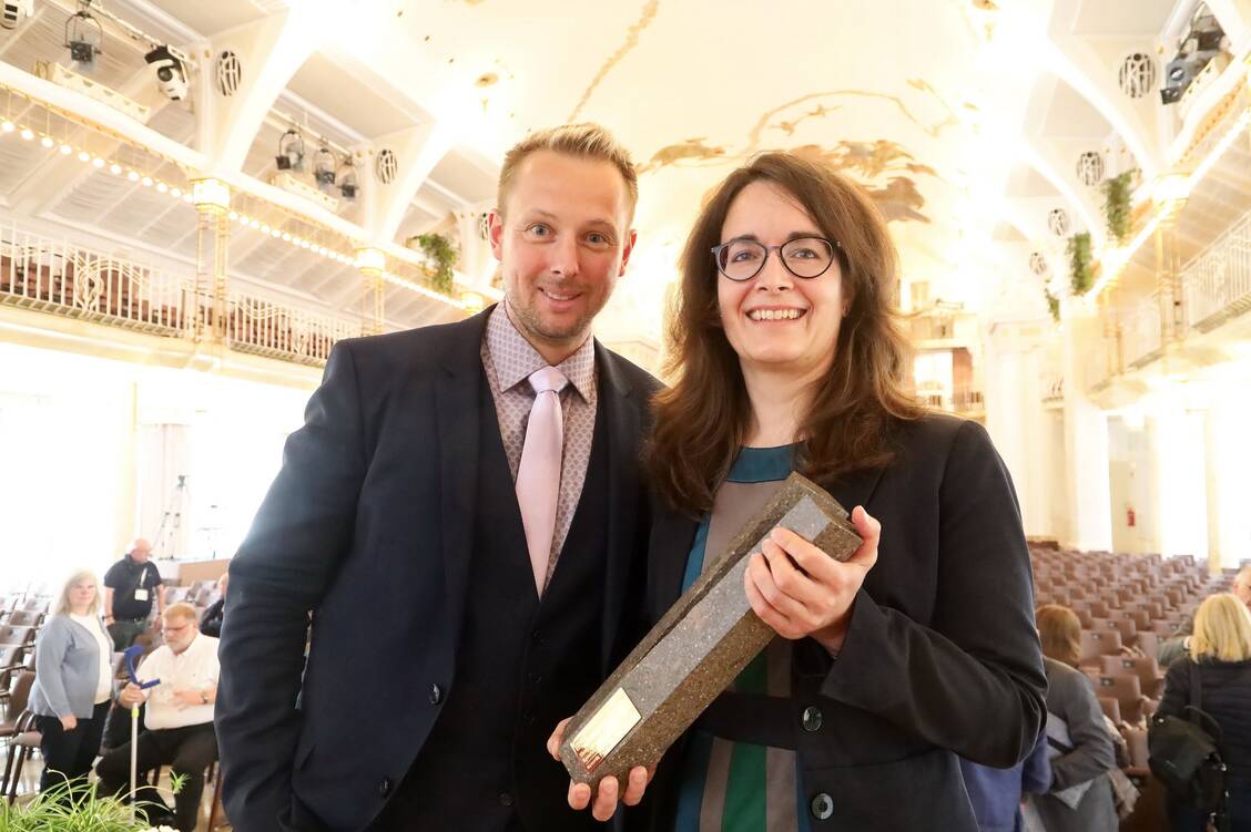 PZ-Chefredakteur Sven Siebenand überreichte den PZ-Innovationspreis in Meran an Dr. Katja Schmidt von Novartis. / Foto: PZ/Alois Müller