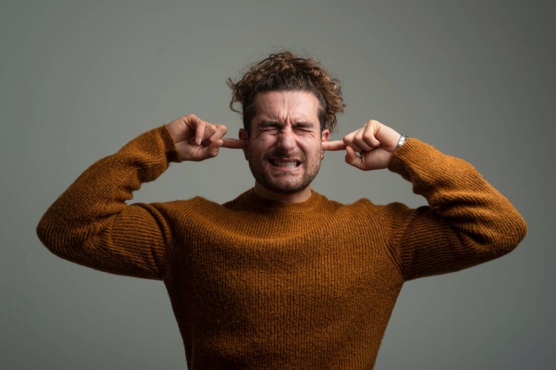 Ohrstöpsel helfen in lauten Situationen, das Gehör zu schützen. Eine Dauerlösung sind sie jedoch nicht. / Foto: Getty Images/Francesco Carta