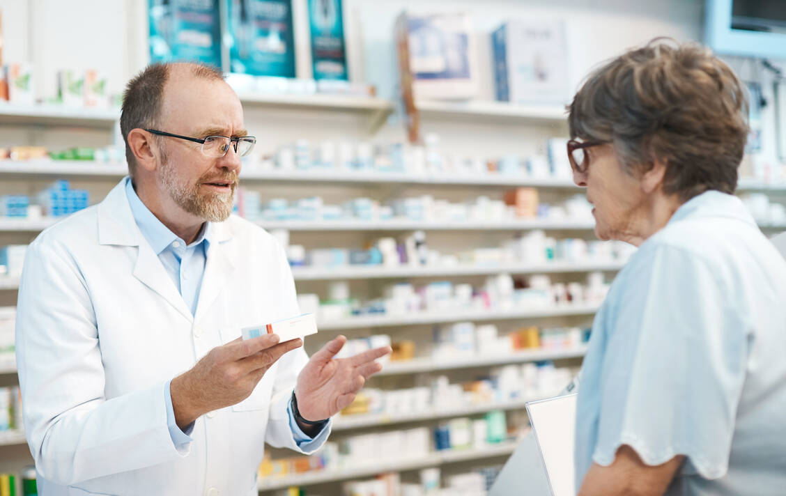 Achtung: Diese Zäpfchen sehen aus wie Tabletten und gleiten nicht gut, wenn sie nicht mit Wasser befeuchtet werden. Diese Hinweise sollten Apotheker ihren Kunden bei der Abgabe von Pentasa mitgeben. / Foto: Getty Images/Rapid Eye Media CC