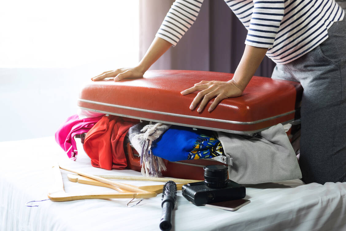 Nicht alles, was man so denkt, wird im Urlaub benötigt. Auf eine Reiseapotheke mit ihren Medikamenten sollten Diabetiker aber auf keinen Fall verzichten. Auch ausreichend Vorrat an Zubehör für die Diabetes-Therapie muss unbedingt mit. / Foto: Adobe Stock/ Freedomz